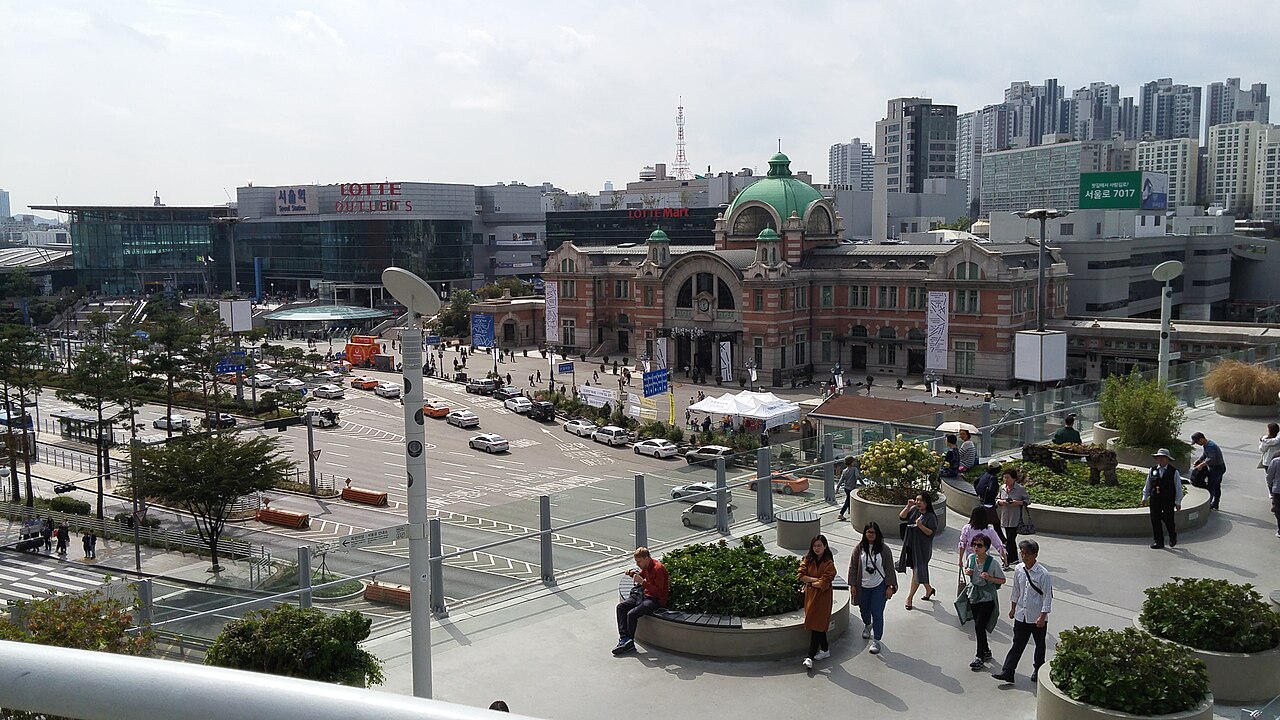 Elevated Seoullo 7017 pedestrian walkway overlooking Seoul Station and the former station building